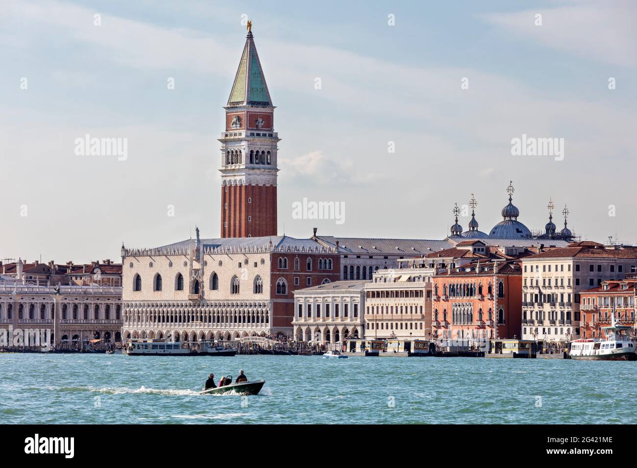 Palazzo Ducale und San Marco Turm in Venedig, Venetien, Italien Stockfoto