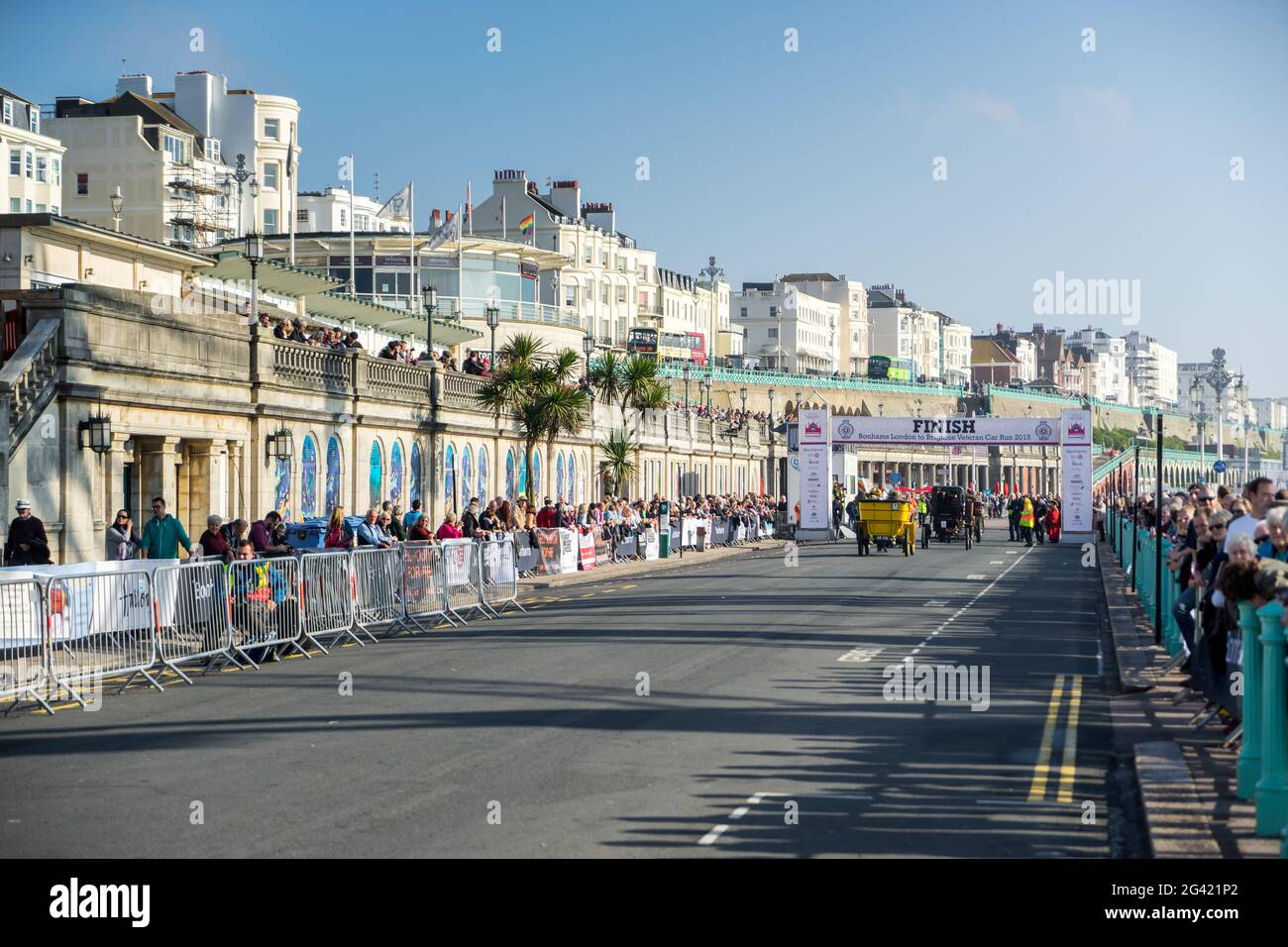 Autos, die Annäherung an die Ziellinie des London to Brighton Veteran Car Run Stockfoto