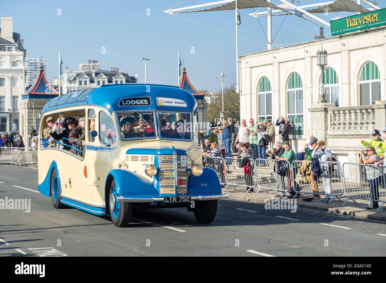 Alten Bus nähert sich der Ziellinie der London to Brighton Veteran Car Run Stockfoto