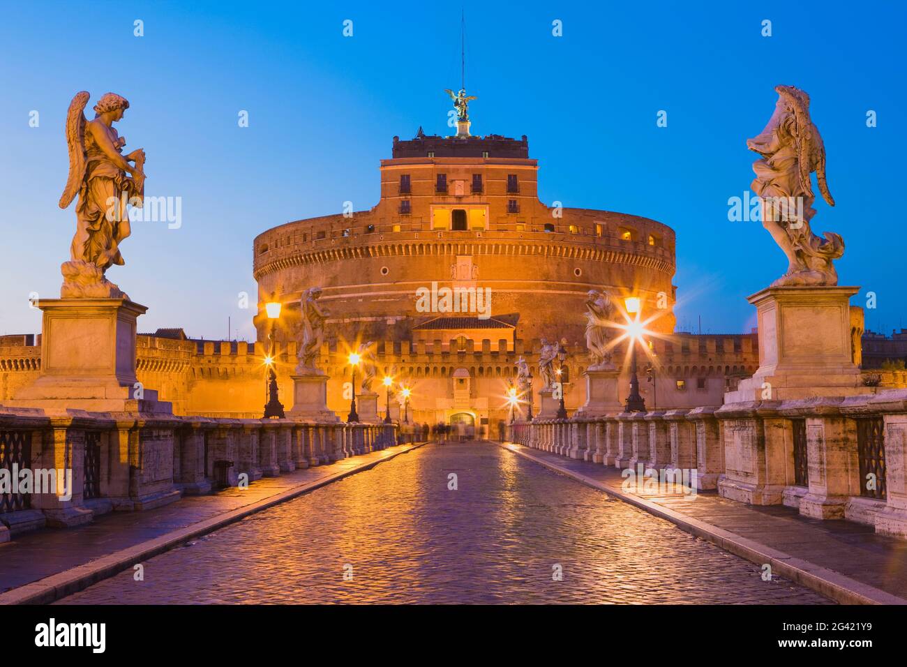 Schloss und Brücke von Santangelo bei Nacht beleuchtet, Rom, Italien Stockfoto
