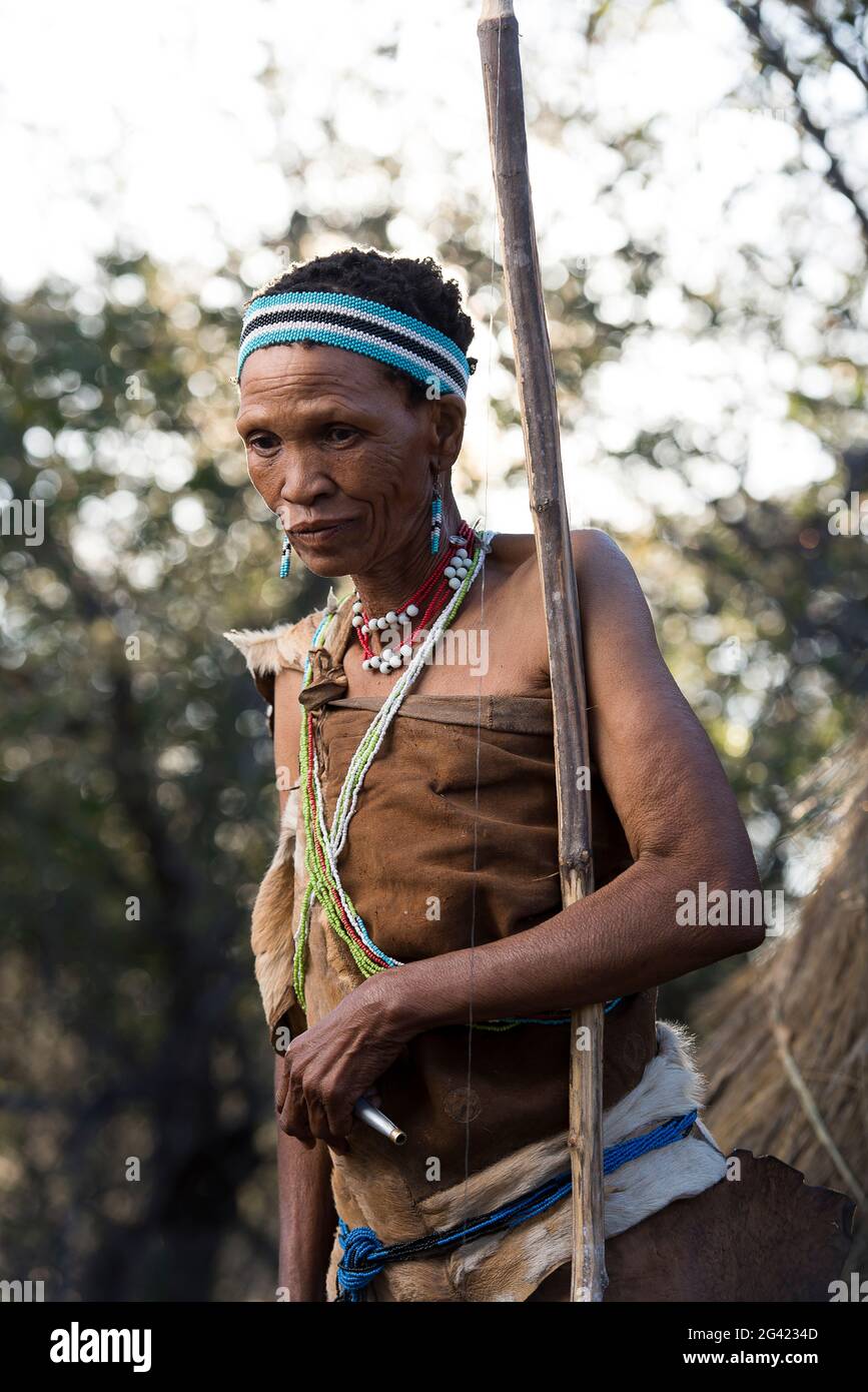 Porträts von Menschen aus dem Stamm der Buschmänner Naro. Botswana ist die Heimat von etwa 63,500 San, was etwa 2.8 % der Bevölkerung des Landes ausmacht und damit das Land mit der höchsten Bevölkerung von San ist. Die San-Völker (auch Saan) oder Buschmänner sind Mitglieder verschiedener Khoe-, Tuu- oder Kxʼa-sprechender indigener Jäger- und Sammlergruppen, die die ersten Nationen des südlichen Afrikas sind. Botswana. Stockfoto
