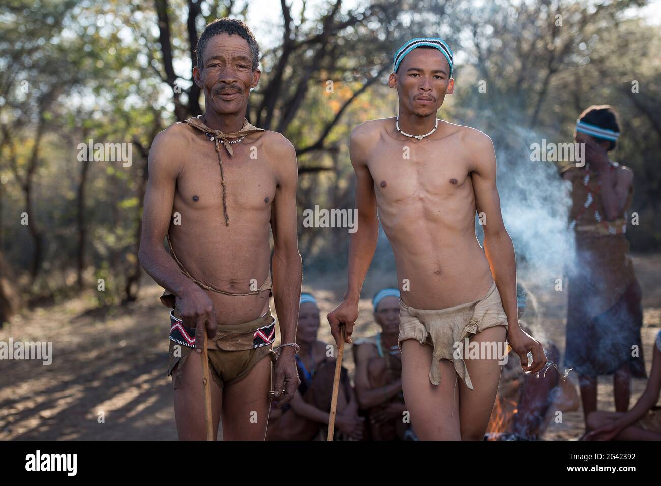 Porträts von Menschen aus dem Stamm der Buschmänner Naro. Botswana ist die Heimat von etwa 63,500 San, was etwa 2.8 % der Bevölkerung des Landes ausmacht und damit das Land mit der höchsten Bevölkerung von San ist. Die San-Völker (auch Saan) oder Buschmänner sind Mitglieder verschiedener Khoe-, Tuu- oder Kxʼa-sprechender indigener Jäger- und Sammlergruppen, die die ersten Nationen des südlichen Afrikas sind. Botswana. Stockfoto