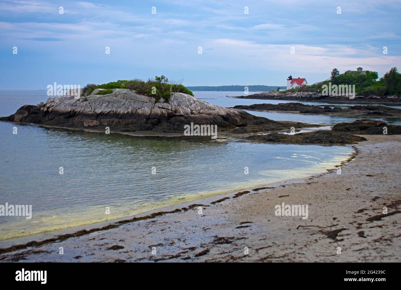 Netter Leuchtturm in Southport, Maine, der privatisiert wurde, neben einer felsigen Küste. -02 Stockfoto