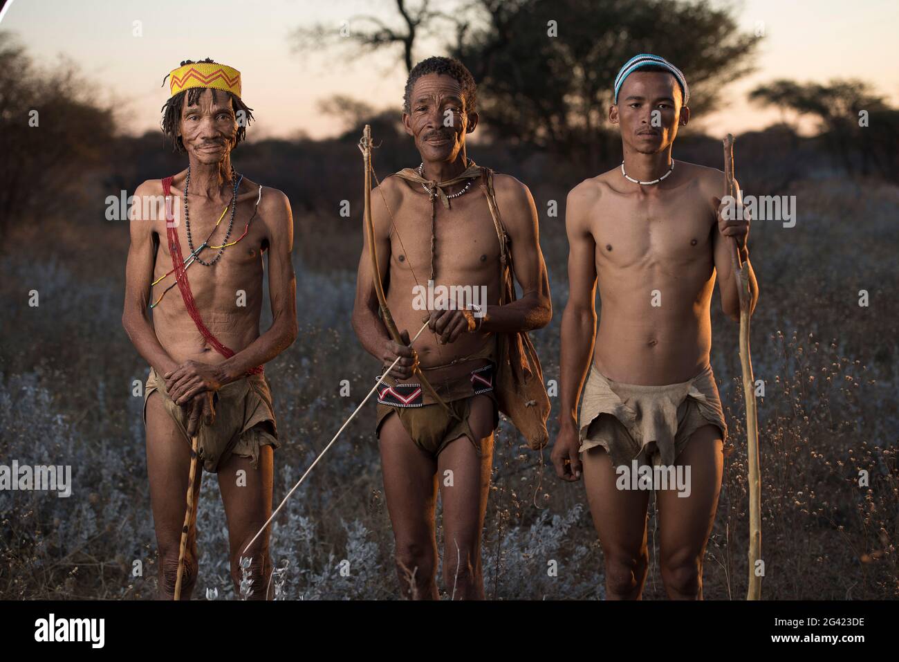 Porträts von Menschen aus dem Stamm der Buschmänner Naro. Botswana ist die Heimat von etwa 63,500 San, was etwa 2.8 % der Bevölkerung des Landes ausmacht und damit das Land mit der höchsten Bevölkerung von San ist. Die San-Völker (auch Saan) oder Buschmänner sind Mitglieder verschiedener Khoe-, Tuu- oder Kxʼa-sprechender indigener Jäger- und Sammlergruppen, die die ersten Nationen des südlichen Afrikas sind. Botswana. Stockfoto