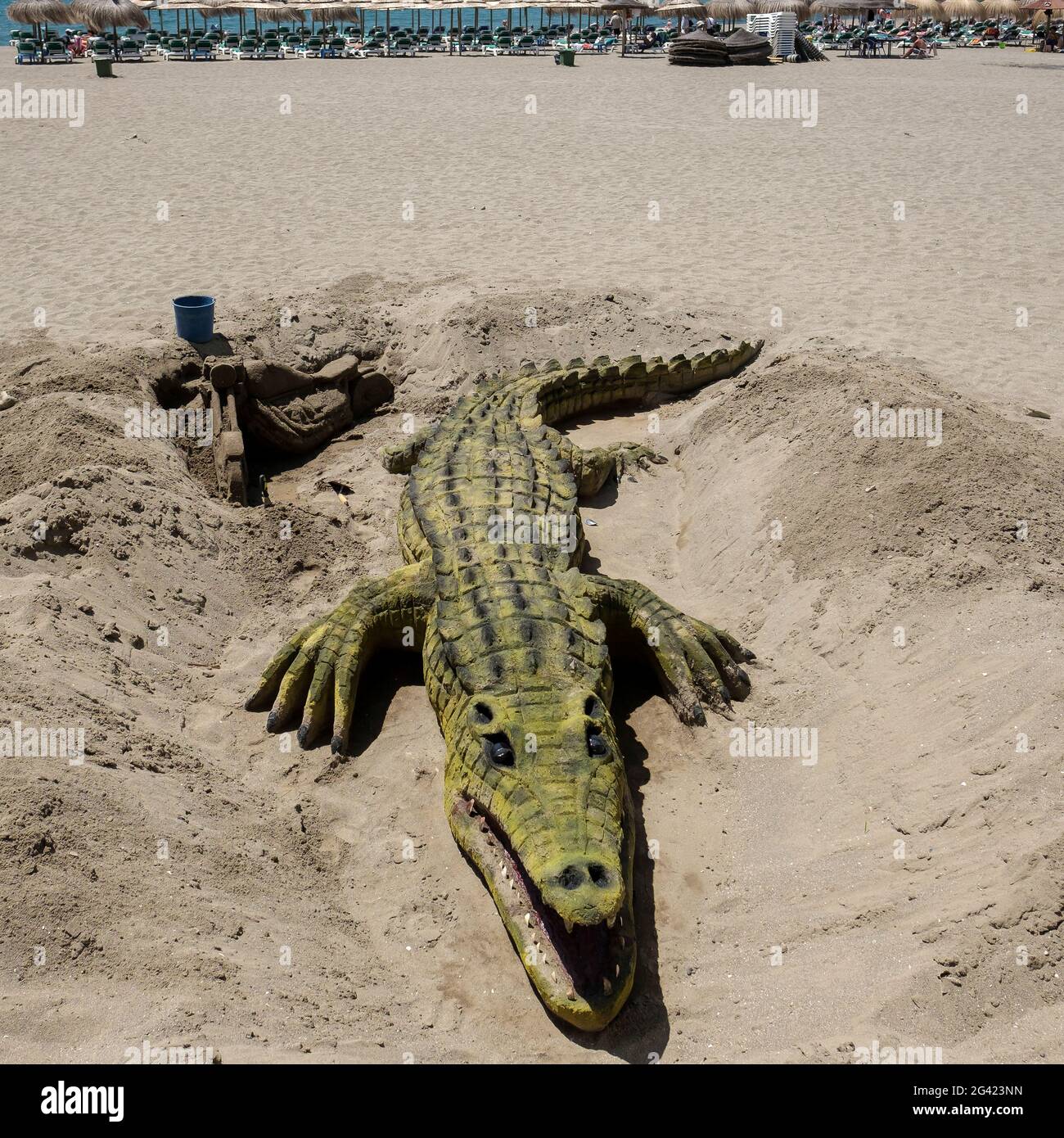 Krokodil Sand Skulptur am Strand in Marbella Stockfoto