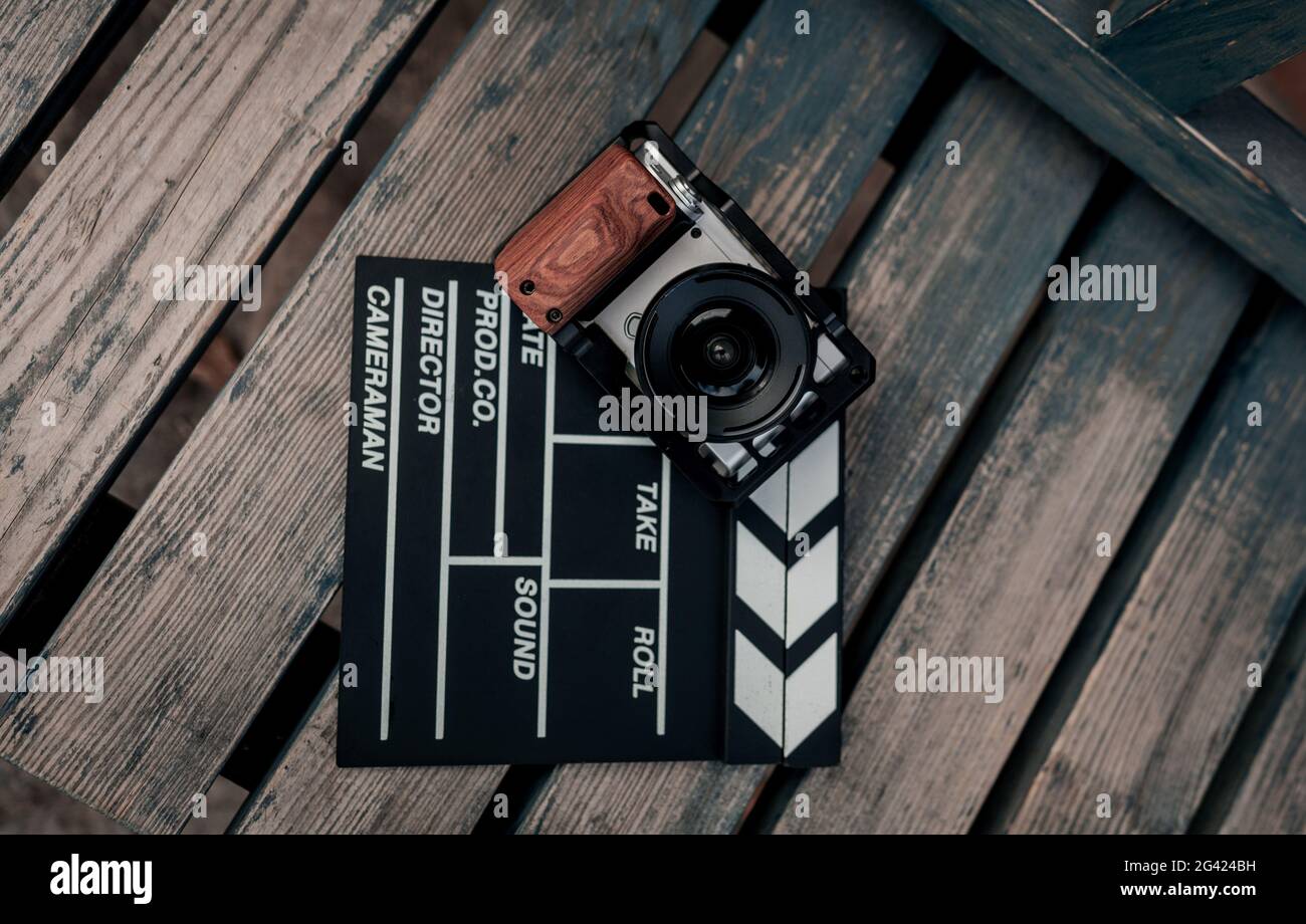 Kamera- und Videoproduktionsausrüstung auf Holzhintergrund Stockfoto