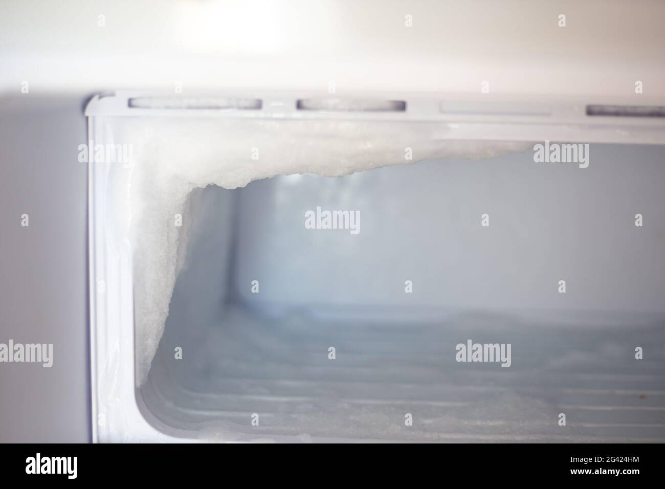 Gefrierschrank mit Eisgefrieren. Auftauen und Pflege des Kühlschranks. Stockfoto
