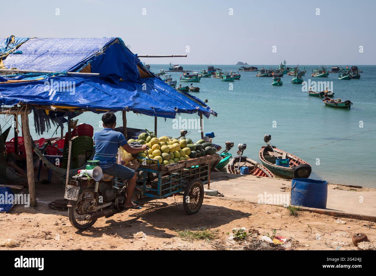 Motorrad-Rikscha mit frischem Obst am Ganh Dau Beach mit Fischerbooten dahinter, Ganh Dau, Phu Quoc Island, Kien Giang, Vietnam, Asien Stockfoto