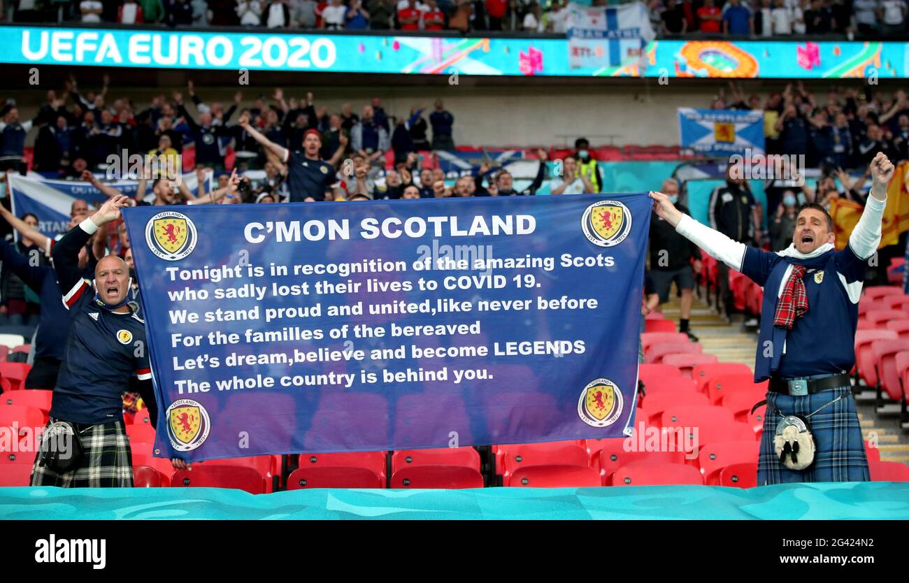 Schottland-Fans halten ein Banner in Erinnerung an die schottischen Fans, die vor dem UEFA-Spiel der 2020 Gruppe D im Wembley Stadium, London, ihr Leben vor Covid-19 verloren haben. Bilddatum: Freitag, 18. Juni 2021. Stockfoto