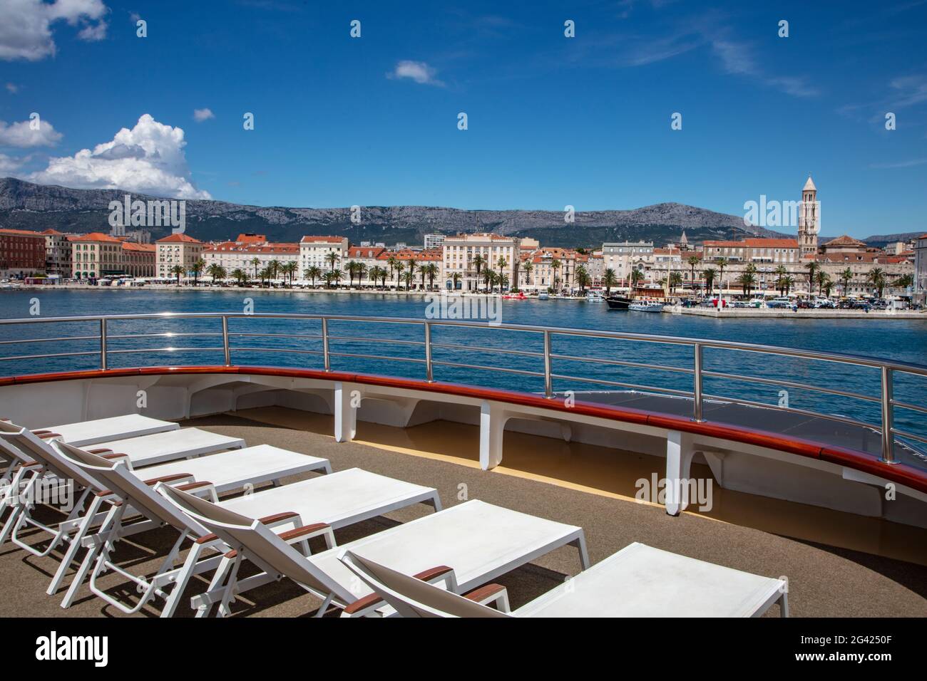Liegestühle an Bord des Kreuzfahrtschiffes mit Stadt dahinter, Split, Split-Dalmatien, Kroatien, Europa Stockfoto