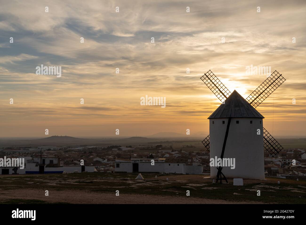 Whiteashed spanische Windmühle über den Ebenen von La Mancha in Zentralspanien bei Sonnenuntergang Stockfoto