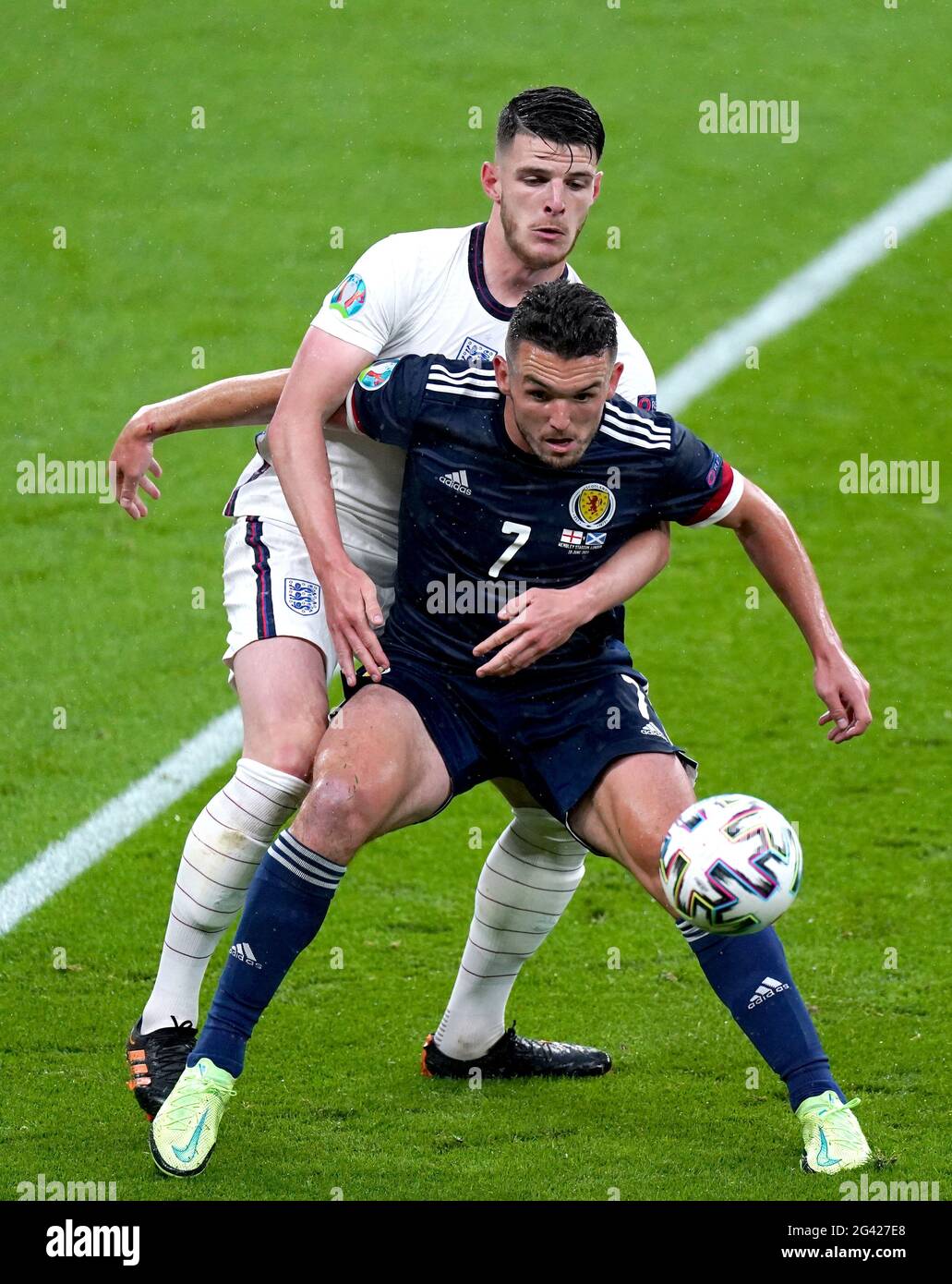 Während des UEFA Euro 2020 Gruppe D-Spiels im Wembley Stadium, London, kämpfen die Engländer Declan Rcy (links) und der schottische John McGinn um den Ball. Bilddatum: Freitag, 18. Juni 2021. Stockfoto