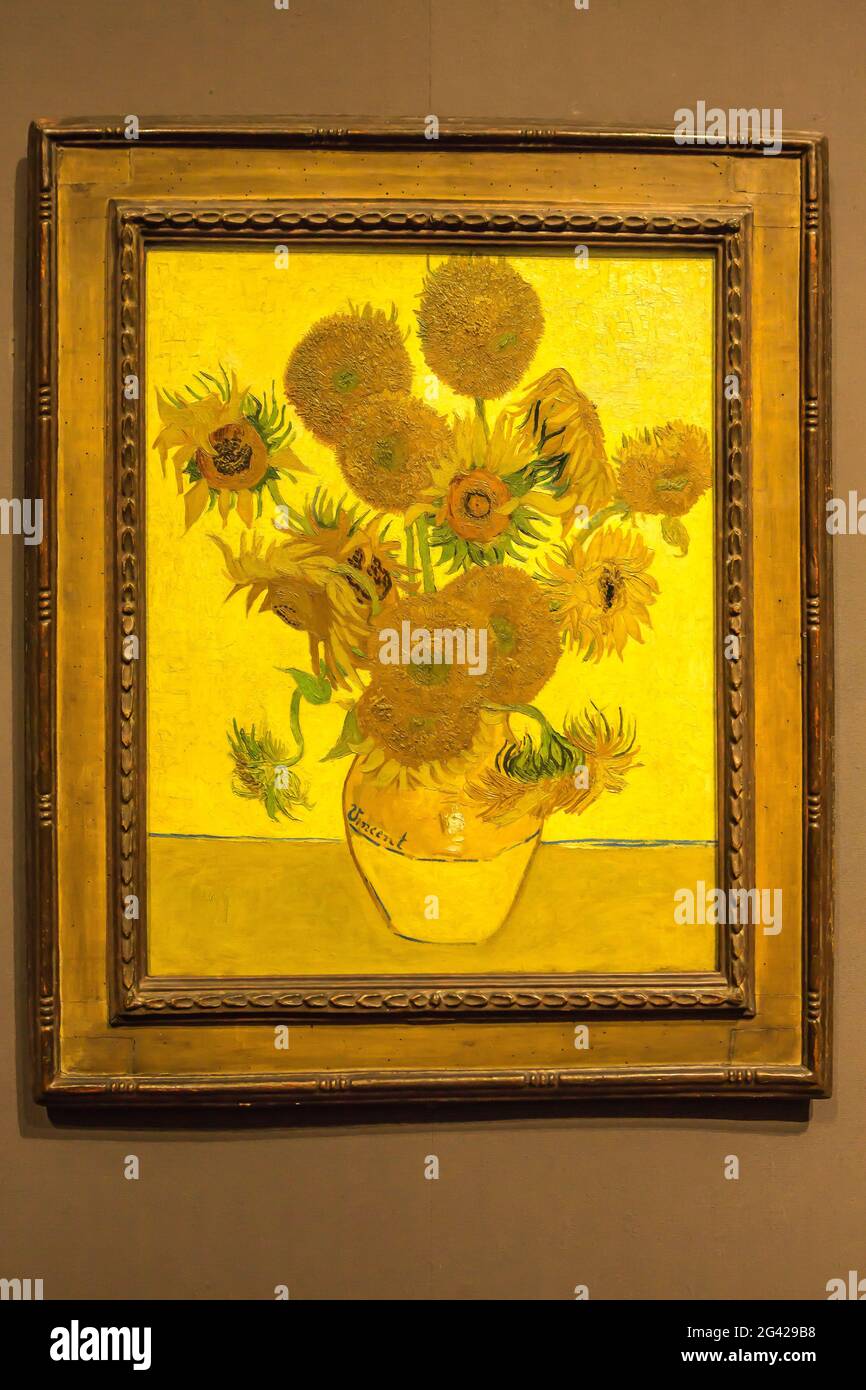 VEREINIGTES KÖNIGREICH. ENGLAND. LONDON. NATIONAL GALLERY MUSEUM. „DIE SONNENBLUMEN, DAS BERÜHMTE VAN GOGH-GEMÄLDE Stockfoto