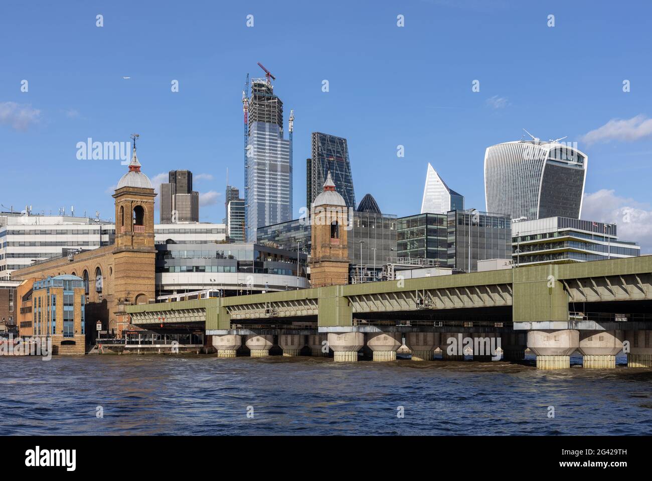 LONDON, UK - 11. März: Blick entlang der Themse gegenüber der City von London am 11. März 2019 Stockfoto