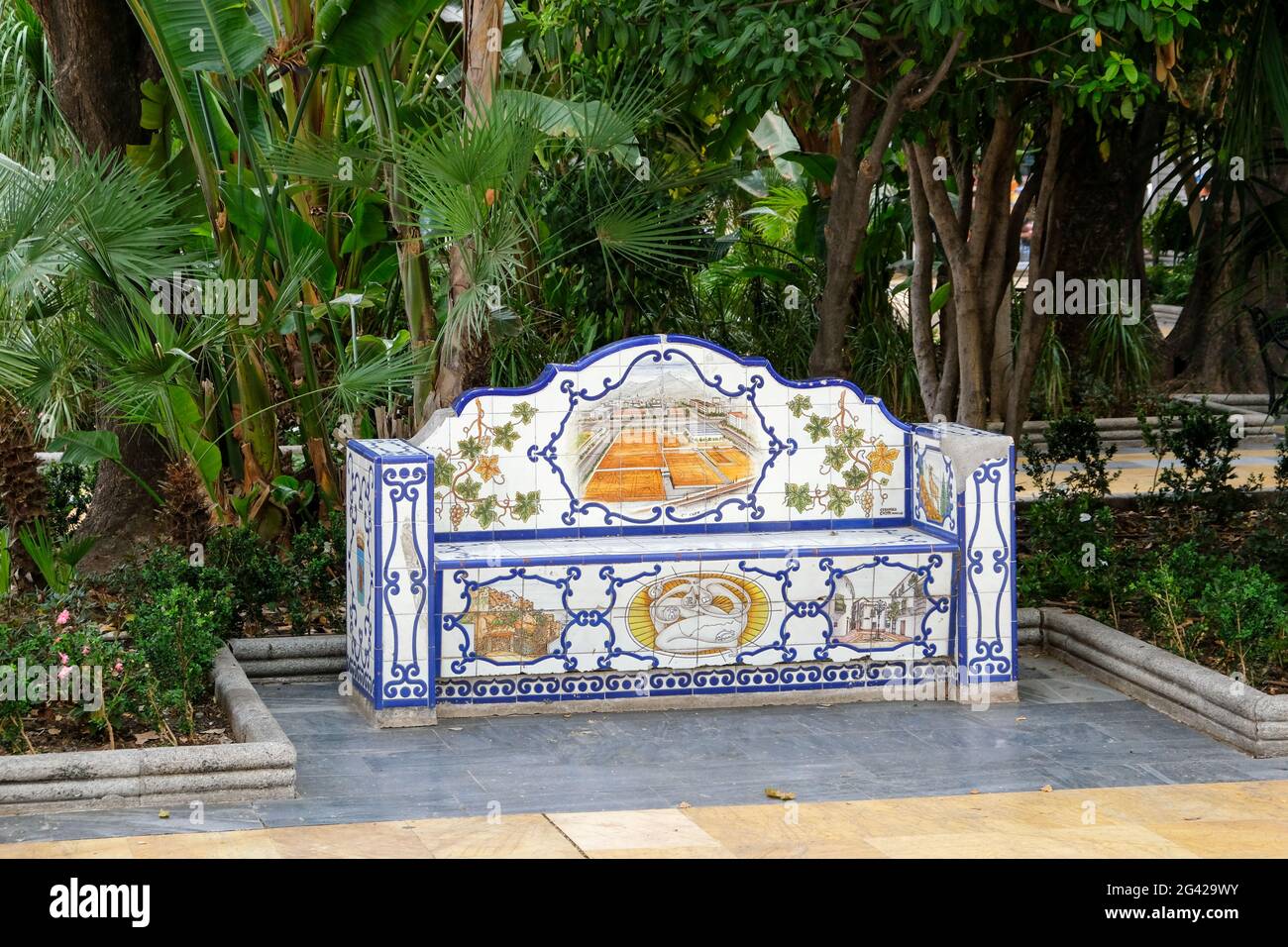 MARBELLA, Andalusien/Spanien - Juli 6: Dekorative gefliesten Sitzbank in der Alameda-Park Marbella Spanien am 6. Juli 2017 Stockfoto