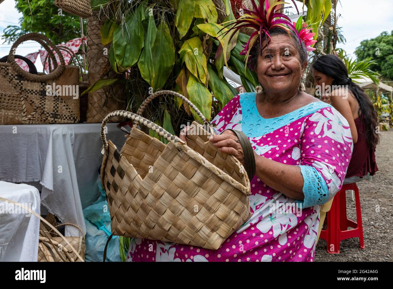 Porträt einer tahitischen Frau mit einer Tasche, die traditionell aus Pandanusfasern gewebt wurde, auf einem Kulturfestival, Papeete, Tahiti, Windward Islands, French Pol Stockfoto