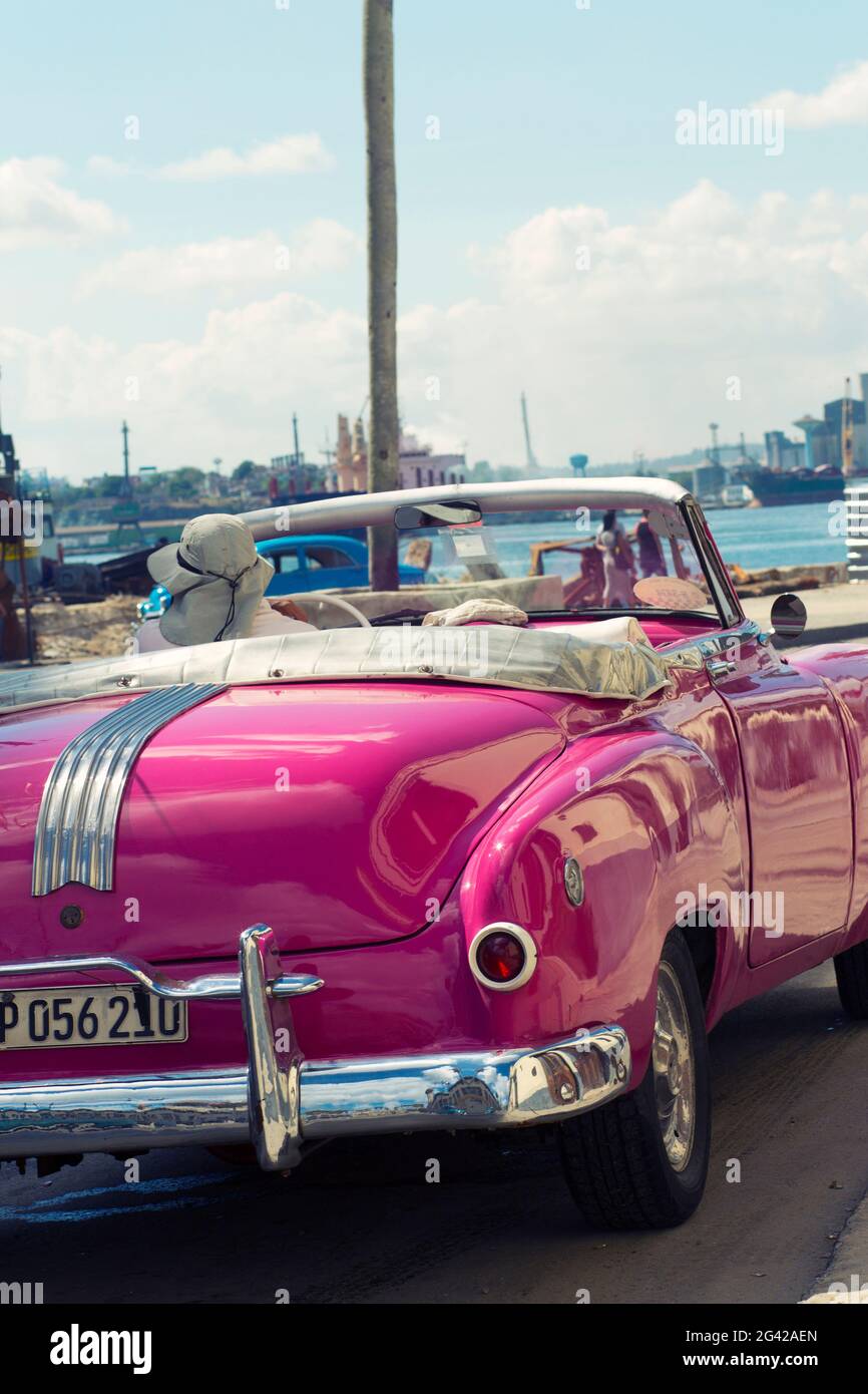 Pink Oldtimer in Kuba, Havanna Stockfoto