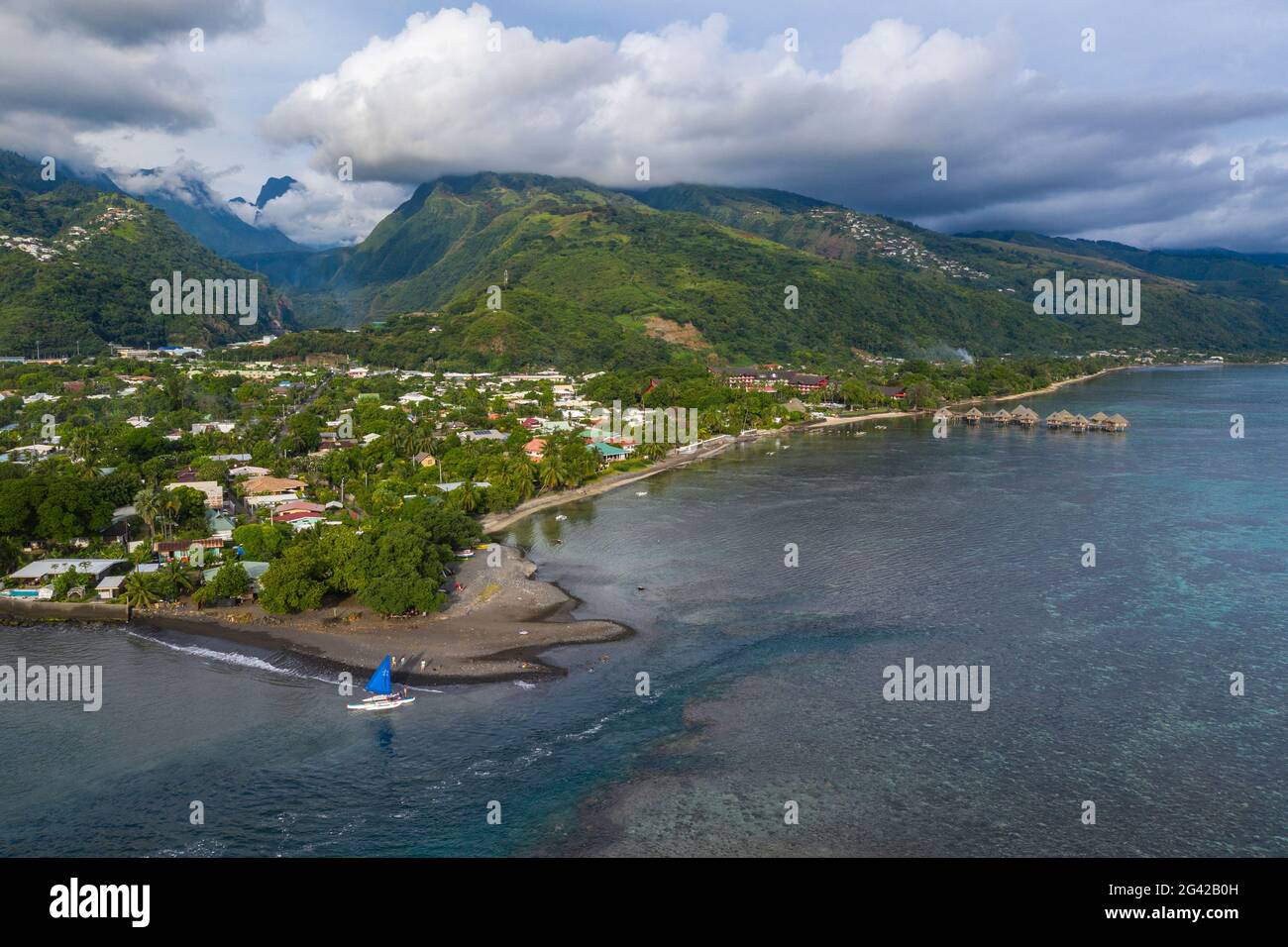 Luftaufnahme des Auslegerkanus mit Segeln am Strand mit Küste und Bergen dahinter, Nuuroa, Tahiti, Windward Islands, Französisch-Polynesien, Süden Stockfoto