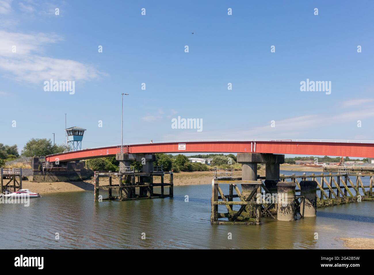 LITTLEHAMPTON, WEST SUSSEX/UK - JULI 3 : Blick auf die Brücke über den Fluss Arun in Littlehampton am 3. Juli 2018. Eine Unidentifi Stockfoto