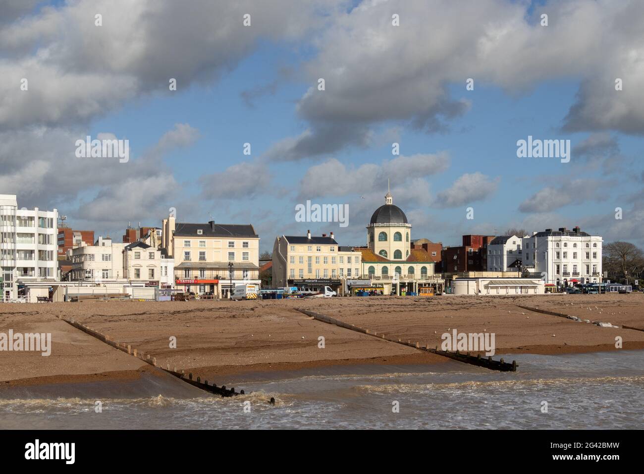 WORTHING, WEST SUSSEX/UK - NOVEMBER 13 : Blick auf Gebäude entlang der Strandpromenade in Worthing West Sussex am 13. November 2018. Unid Stockfoto