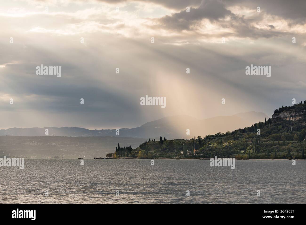 Wolkiger Himmel in der Nähe von Garda, Gardasee, Provinz Verona, Italien Stockfoto