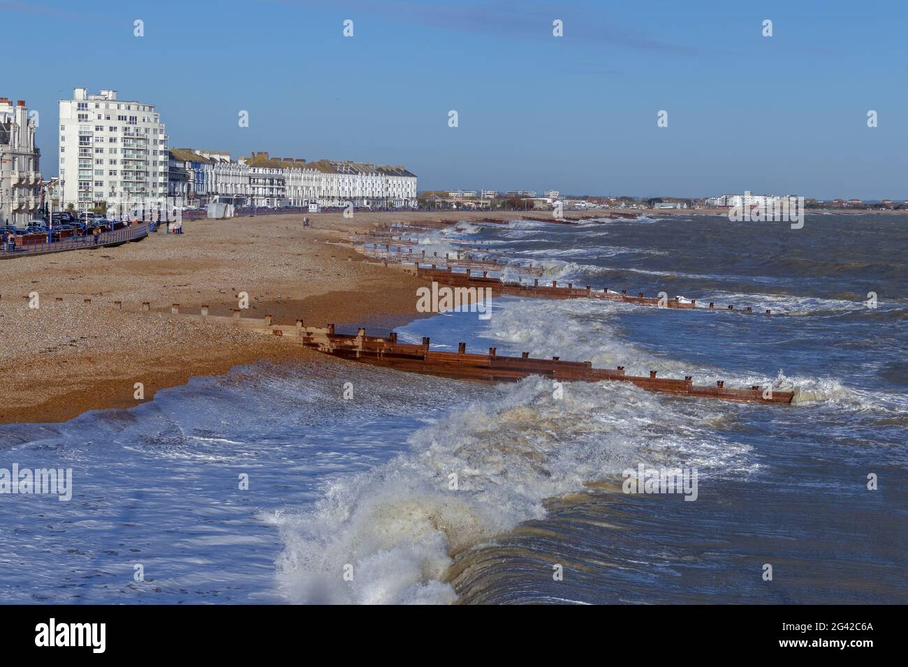 EASTBOURNE, EAST SUSSEX/UK - JANUAR 7 : Blick auf Gebäude entlang der Küste in Eastbourne East Sussex am 7. Januar 2018. Unid Stockfoto