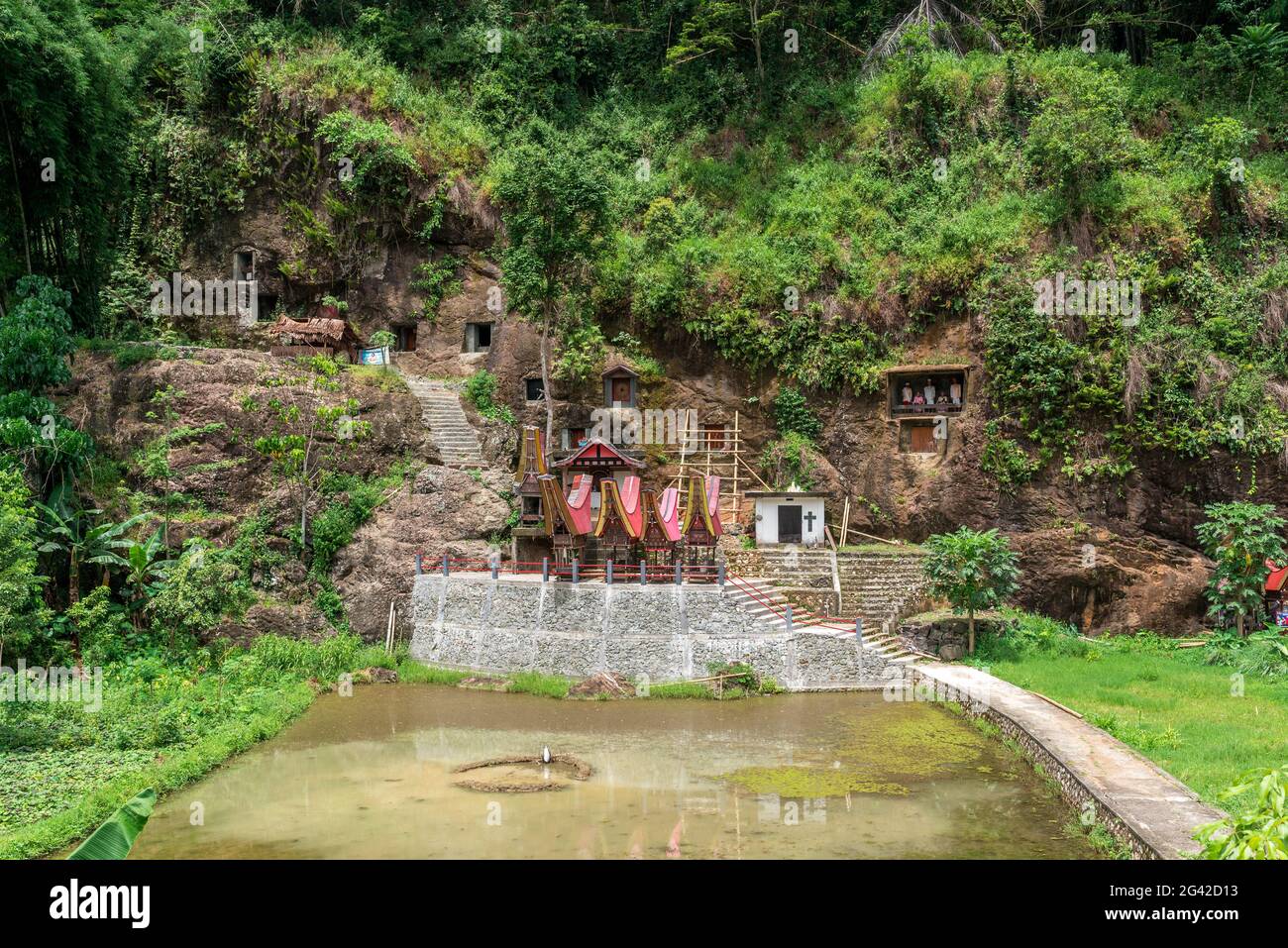 Die Felsengräber und Galerien mit Tau Tau von Lemo sind eine Hauptattraktion in Tana Toraja Stockfoto