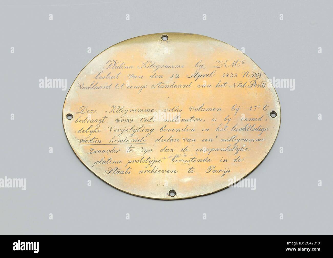 Bild bei Platinstandard von 1 kg. Eine Kupferplatte mit Aufschrift (NG-2001-16-D-11-A), (vermutlich) aus einem Karton, in dem der Standard gelagert wurde (Reisekassette). Stockfoto