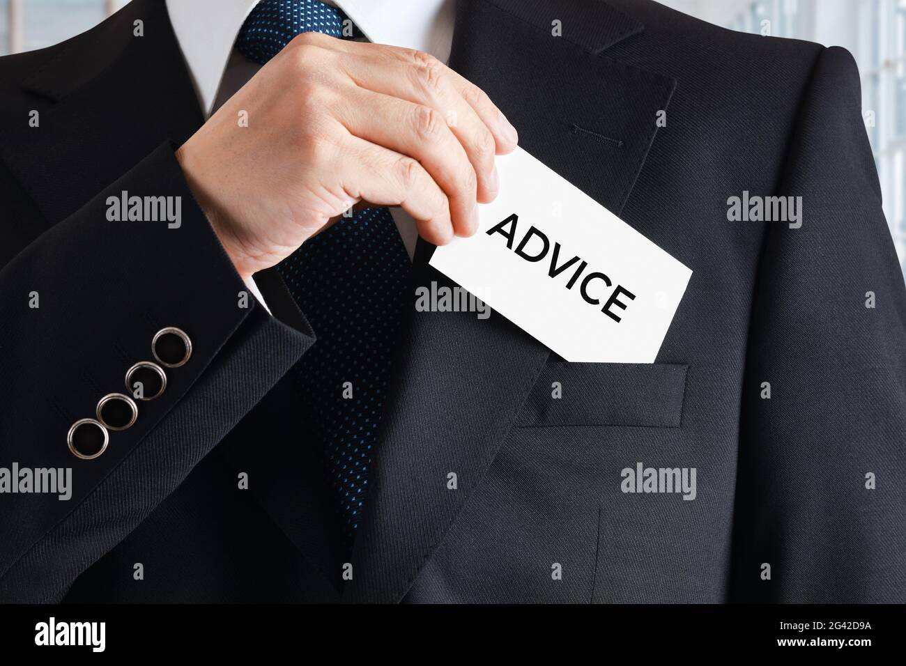 Geschäftsmann nimmt eine Visitenkarte mit dem Wort Rat. Geschäftsstrategie oder Konzept der Karriereberatung. Stockfoto