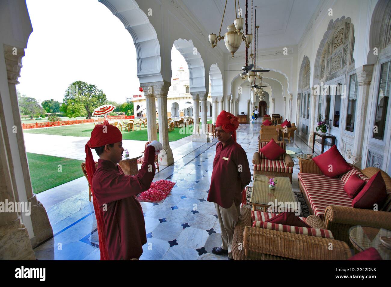 INDIEN, RAJASTHAN, JAIPUR, MITTAGESSEN IM TAJ RAMBAGH PALACE RESTAURANT Stockfoto