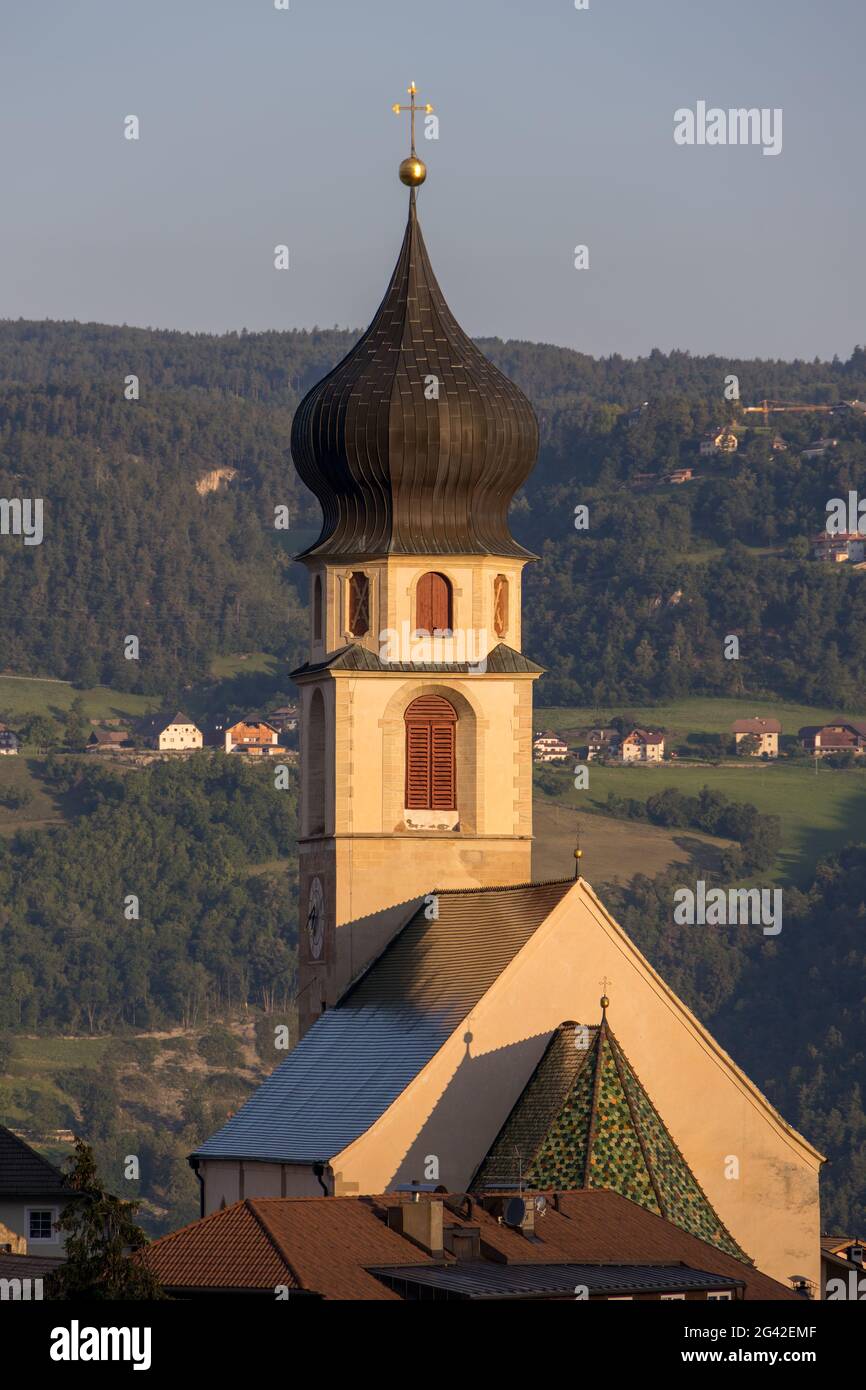 FIE ALLO SCILIAR, SÜDTIROL/ITALIEN - AUGUST 8 : Blick auf die Kirche Mariä Himmelfahrt von Fie allo S. Stockfoto