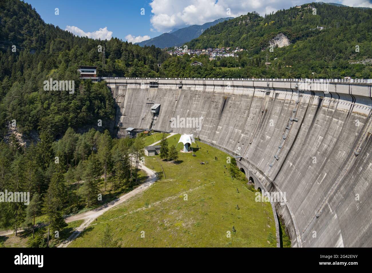 PIEVE DI CADORE, VENETIEN/ITALIEN - AUGUST 10 : Blick auf den Damm von Pieve di Cadore, Venetien, Italien am 10. August 2020 Stockfoto