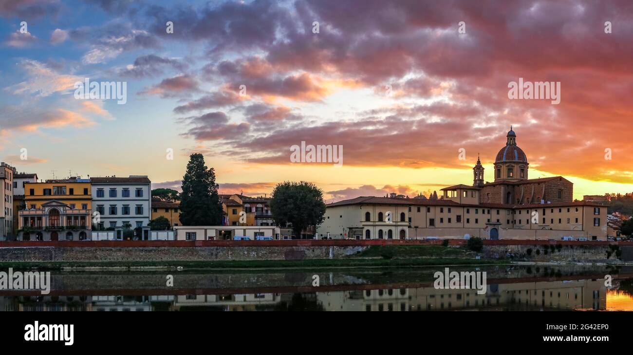 Florenz, Toskana/Italien - 19. Oktober: Blick auf die Gebäude entlang des Flusses Arno in der Dämmerung in Florenz am 19. Oktober 2019 Stockfoto