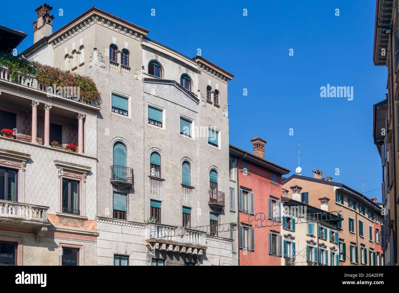 BERGAMO, Lombardei/ITALIEN - 5. Oktober: Sunlit typische Wohnung Gebäude in Bergamo Italien am 5. Oktober, 2019 Stockfoto