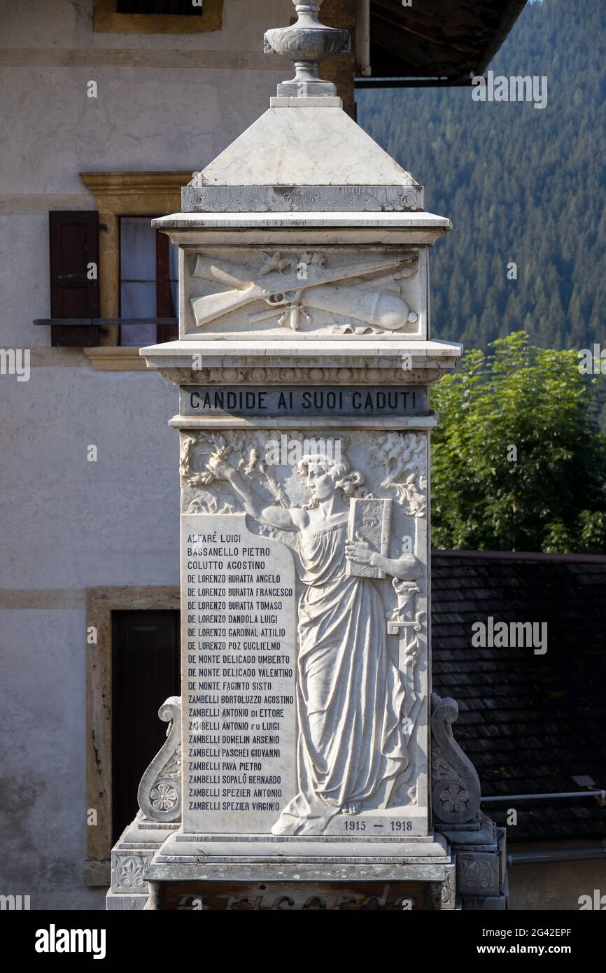 CANDIDE, VENETIEN/ITALIEN - AUGUST 10 : Gedenkstätte vor der Kirche Santa Maria Assunta von Candide, Venetien, Italien am 10. August 2020 Stockfoto