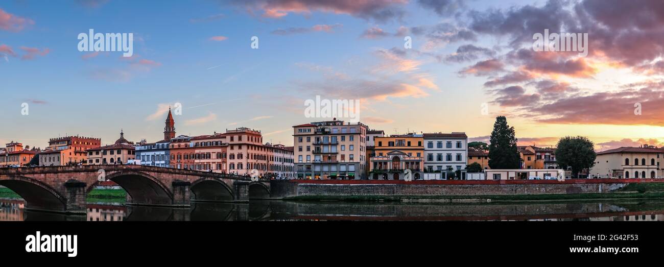 Florenz, Toskana/Italien - 19. Oktober: Blick auf die Gebäude entlang des Flusses Arno in der Dämmerung in Florenz am 19. Oktober 2019 Stockfoto