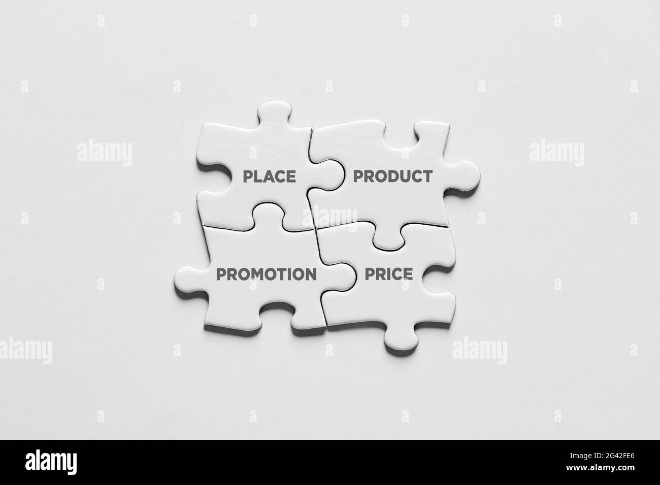 Puzzle Puzzleteile verbinden sich miteinander und bilden den 4P Marketing-Mix. Produkt, Ort, Werbung und Preis in der Geschäftsmarketingstrategie. Stockfoto