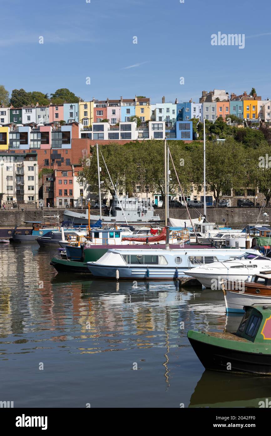 BRISTOL, UK - MAY 14 : Blick auf Boote und farbenfrohe Apartments entlang des Flusses Avon in Bristol am 14. Mai 2019. Nicht identifiziertes Peop Stockfoto