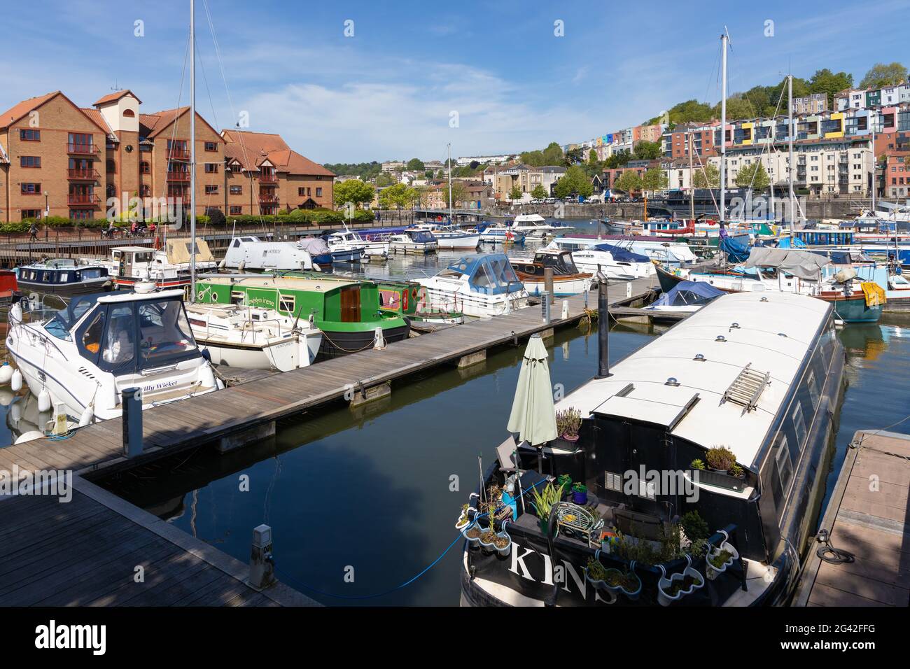 BRISTOL, UK - MAY 14 : Blick auf Boote und farbenfrohe Apartments entlang des Flusses Avon in Bristol am 14. Mai 2019. Nicht identifiziertes Peop Stockfoto