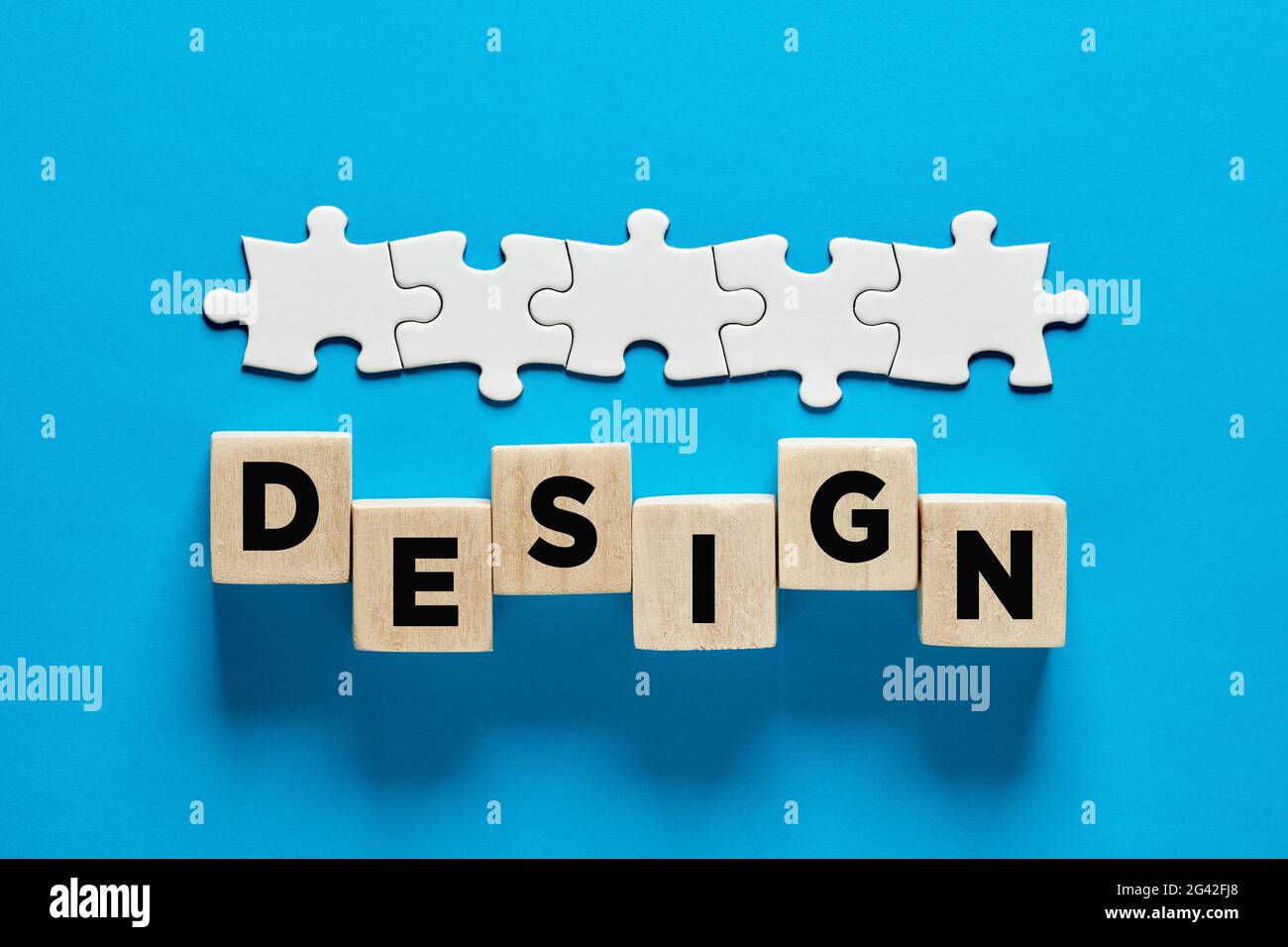 Webdesign oder Grafikdesign Business oder Beruf Konzept. Das Wort Design auf Holzwürfeln mit einer verbundenen Reihe von Puzzle. Stockfoto