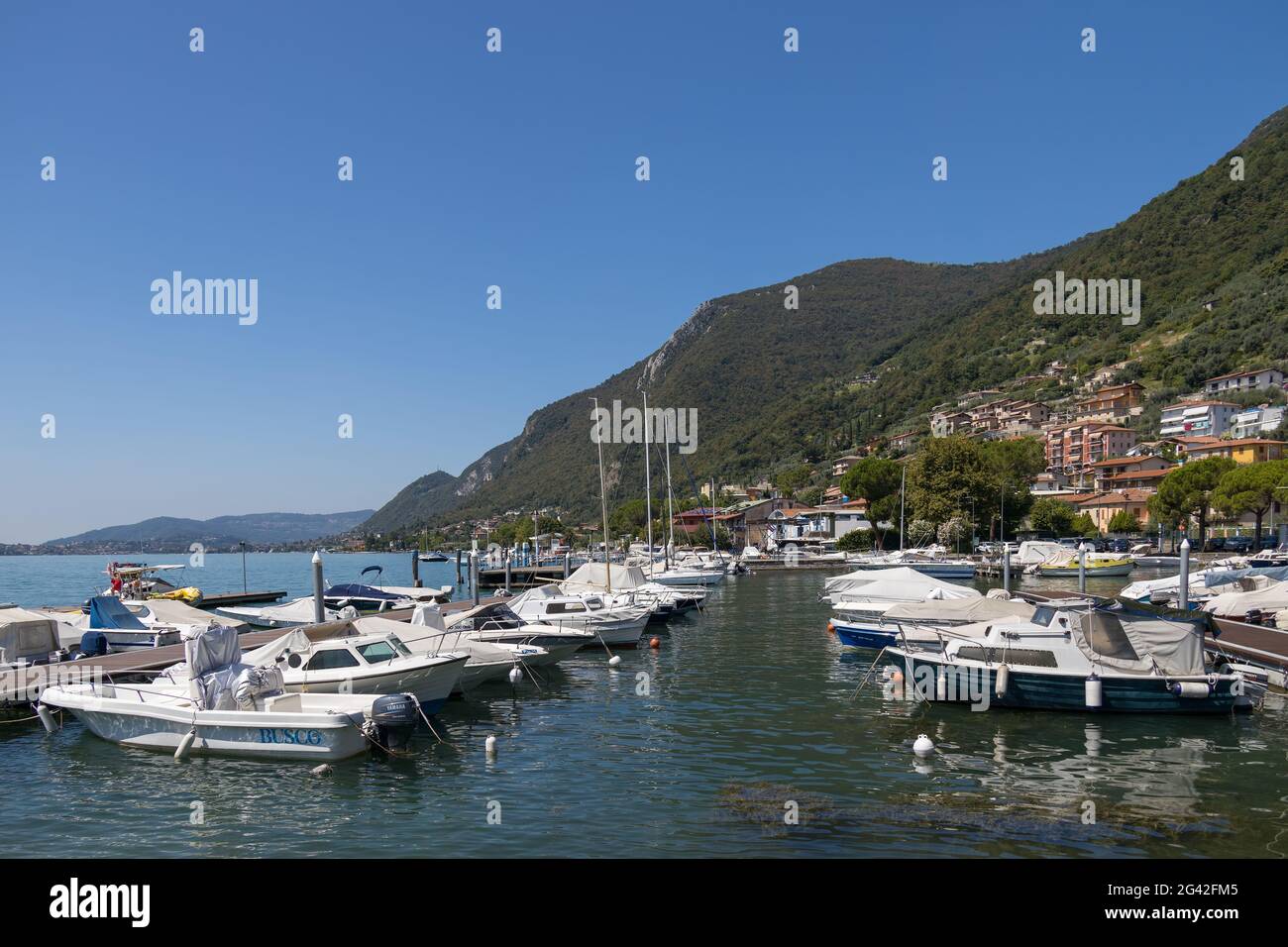 ISEOSEE, LOMBARDEI/ITALIEN - AUGUST 15 : Blick auf Gebäude und Boote am Ufer des Iseosees in der Lombardei am 15. August 2020 Stockfoto