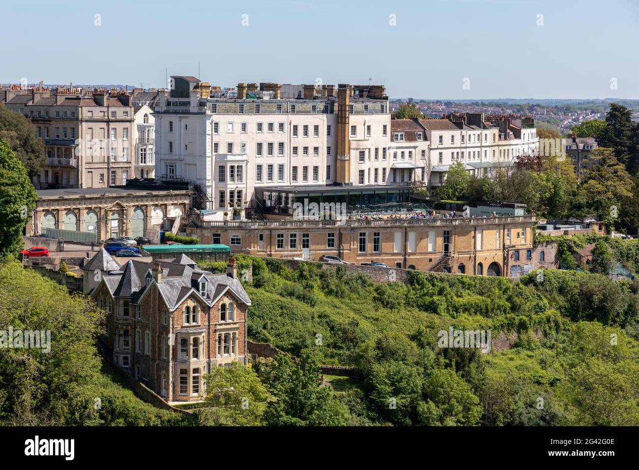 BRISTOL, Großbritannien - 13. Mai: Blick auf die Gebäude entlang des Flusses Avon in Clifton in Bristol am 13. Mai 2019. Nicht identifizierte Personen Stockfoto