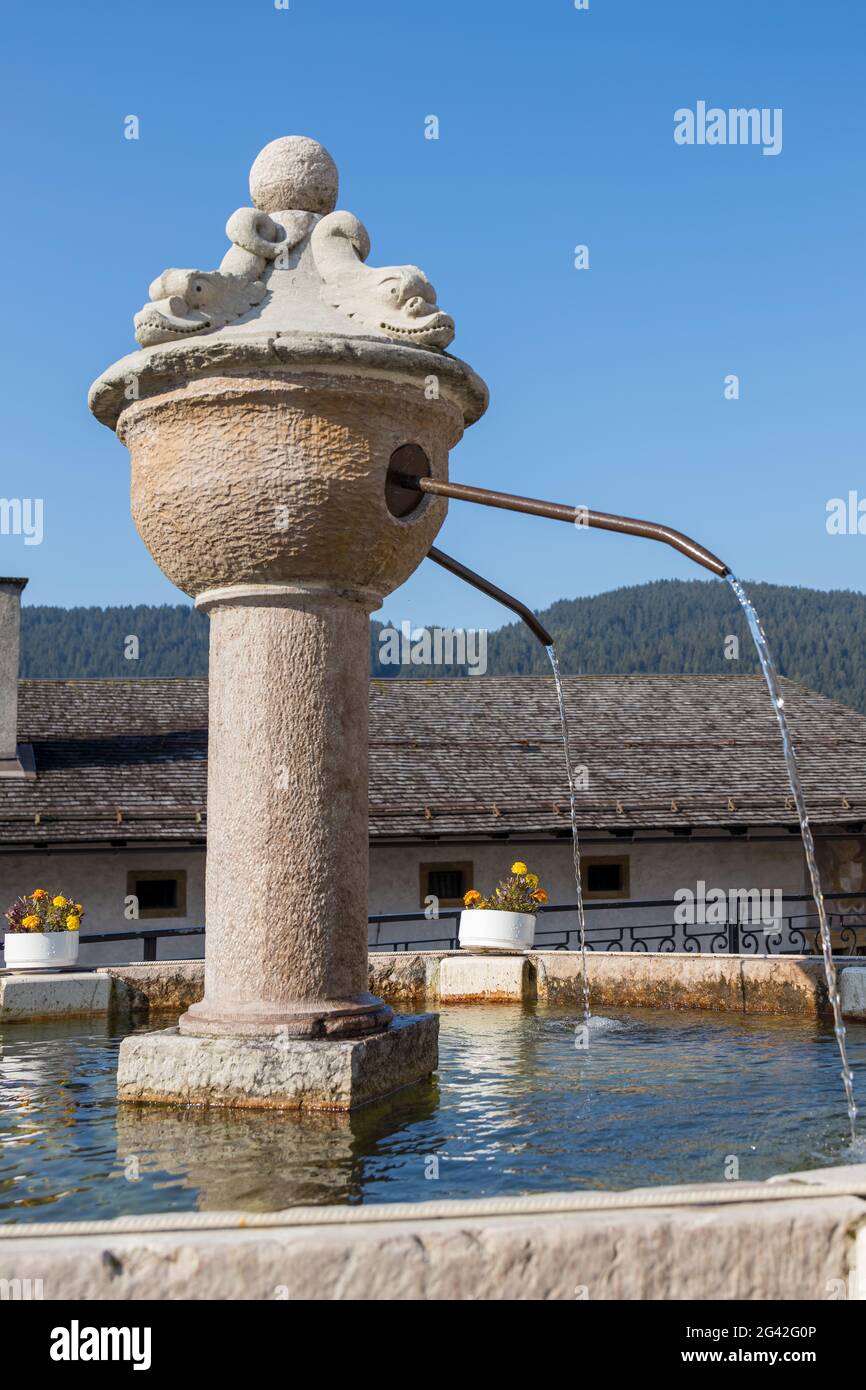 CANDIDE, VENETIEN/ITALIEN - AUGUST 10 : Brunnen vor der Kirche Santa Maria Assunta von Candide, Venetien, Italien am 10. August 20 Stockfoto