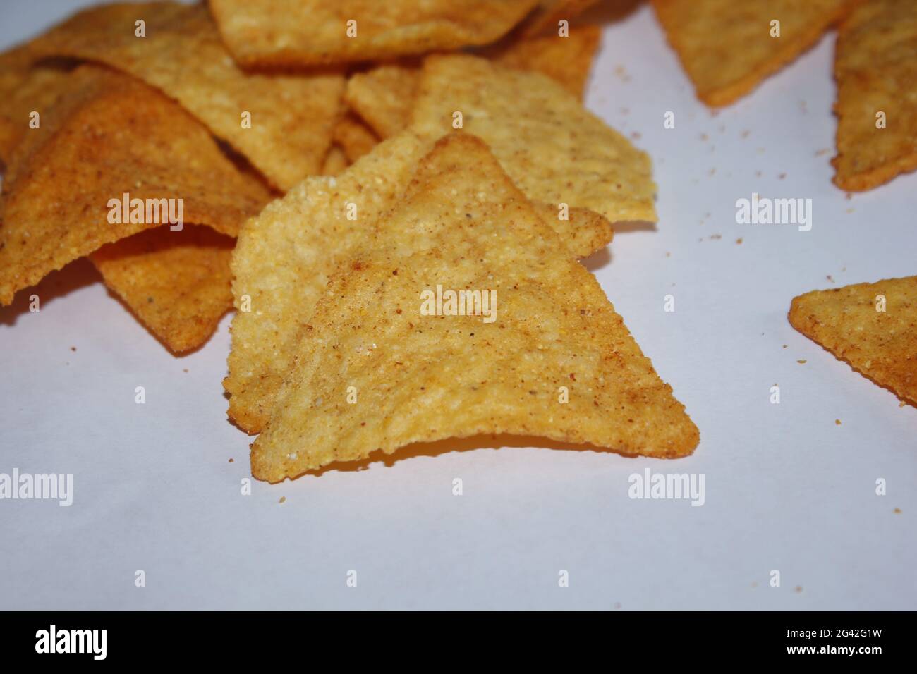 Eine Gruppe von Doritos Chips auf weißem Hintergrund Stockfoto