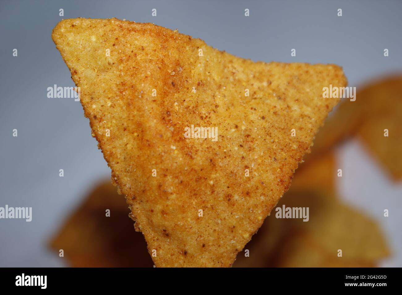 Eine Gruppe von Doritos Chips auf weißem Hintergrund Stockfoto