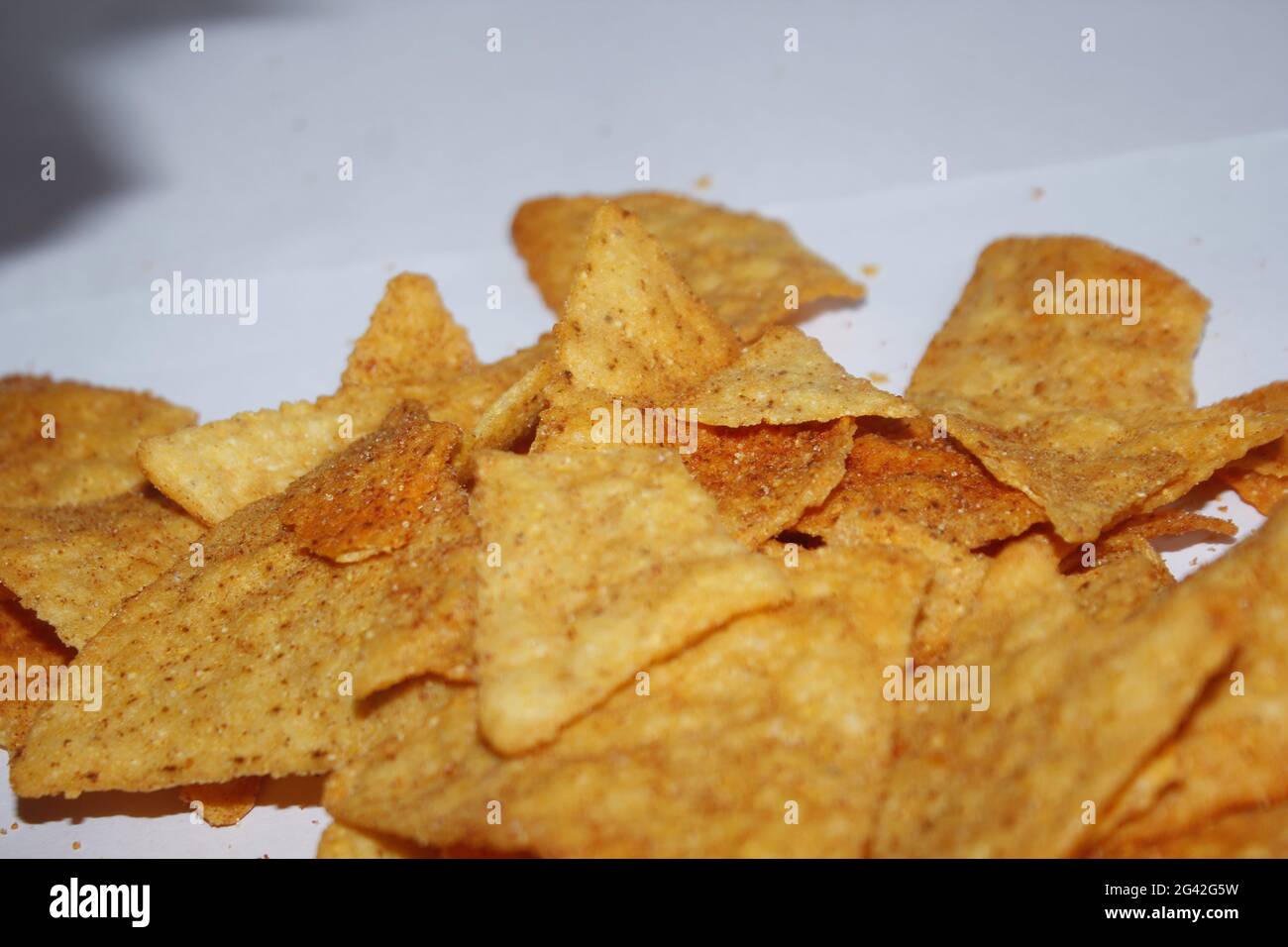 Eine Gruppe von Doritos Chips auf weißem Hintergrund Stockfoto