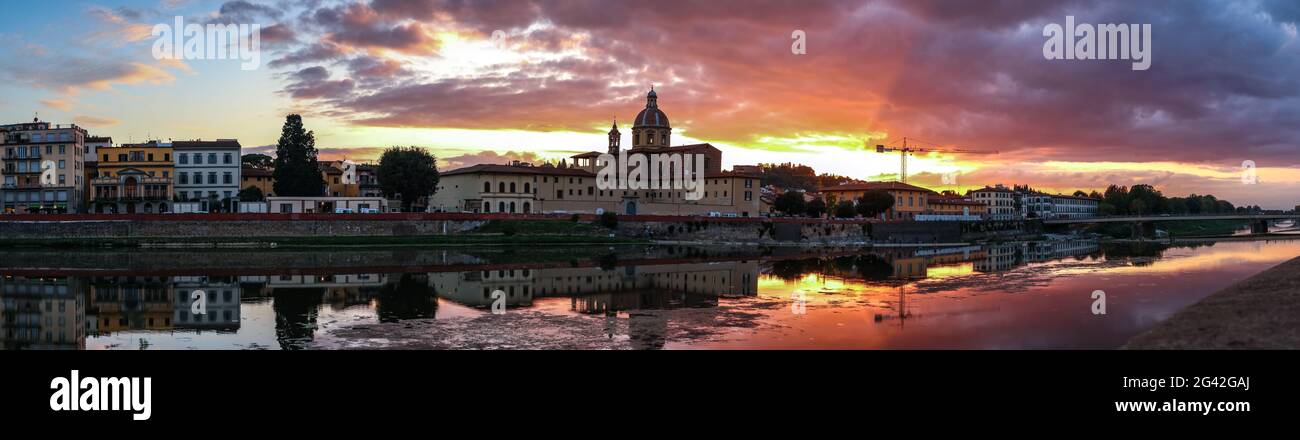 Florenz, Toskana/Italien - 19. Oktober: Blick auf die Gebäude entlang des Flusses Arno in der Dämmerung in Florenz am 19. Oktober 2019 Stockfoto