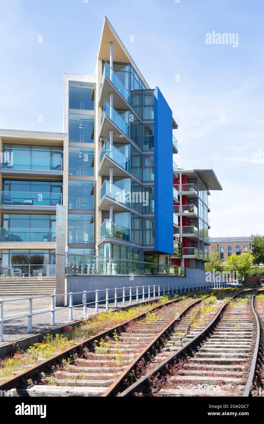 BRISTOL, Großbritannien - 14 Mai: Neue Apartments neben dem verlassenen Bahnlinien in der Werft von Bristol am 14. Mai 2019 Stockfoto