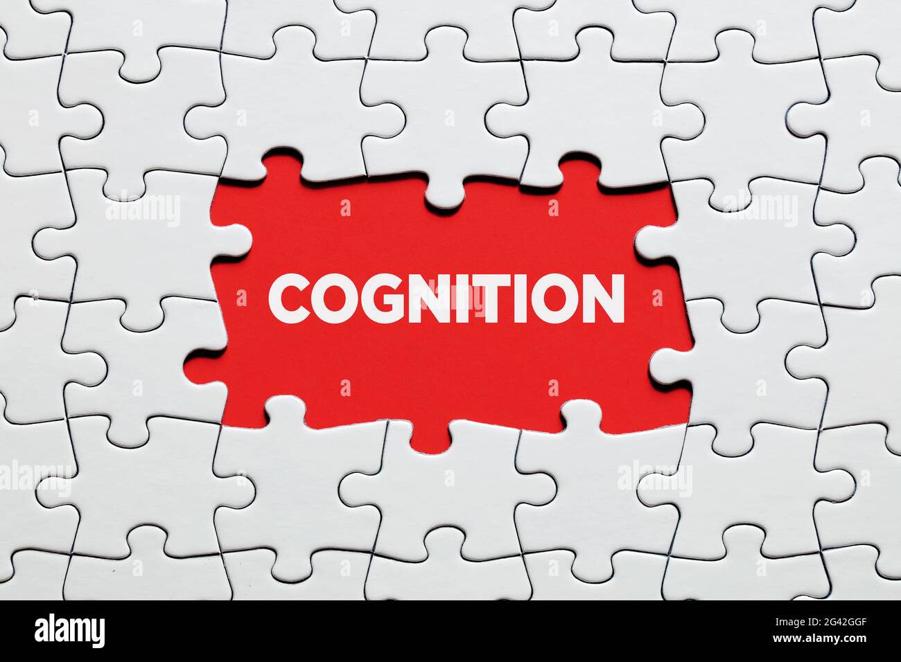 Das Wort Kognition umgeben von Puzzle. Das Konzept der kognitiven Domäne zu erhöhen oder zu erweitern. Stockfoto