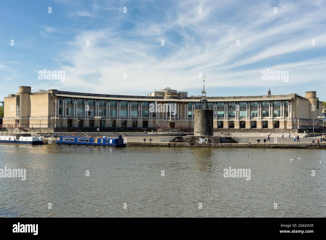 BRISTOL, Großbritannien - 14. Mai: Blick auf eine Bank Gebäude entlang des Flusses Avon in Bristol am 14. Mai 2019. Nicht identifizierte Personen Stockfoto
